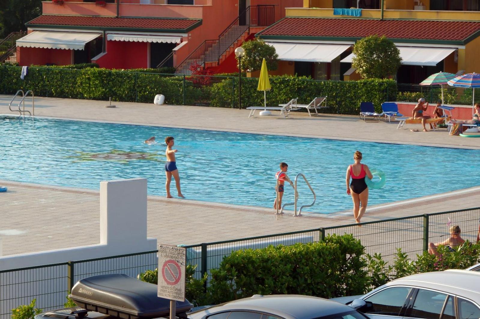 Hotel Diffuso Caorle: Family-Friendly Resort with Pools and Pet Amenities Exterior photo