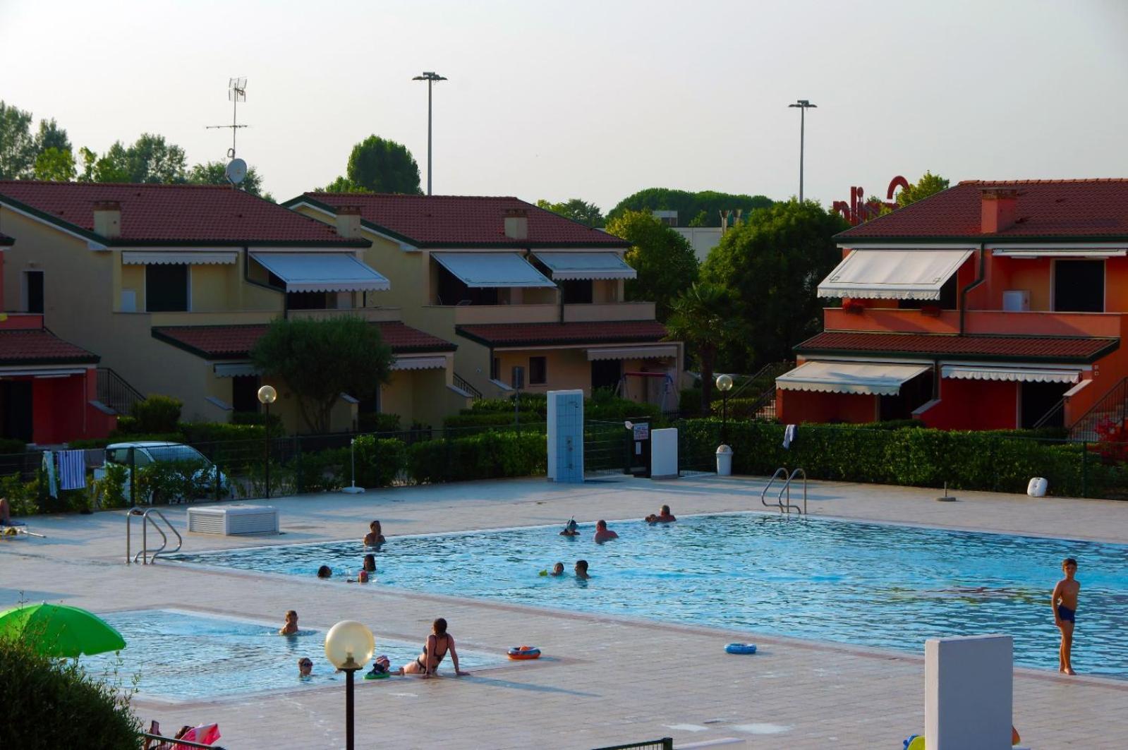 Hotel Diffuso Caorle: Family-Friendly Resort with Pools and Pet Amenities Exterior photo