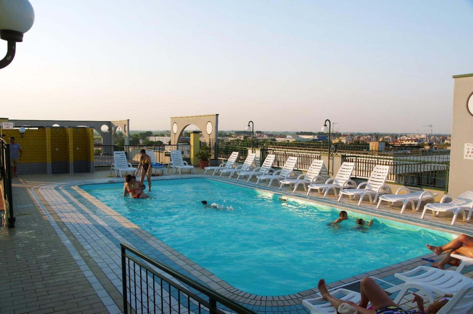 Hotel Diffuso Caorle: Family-Friendly Resort with Pools and Pet Amenities Exterior photo