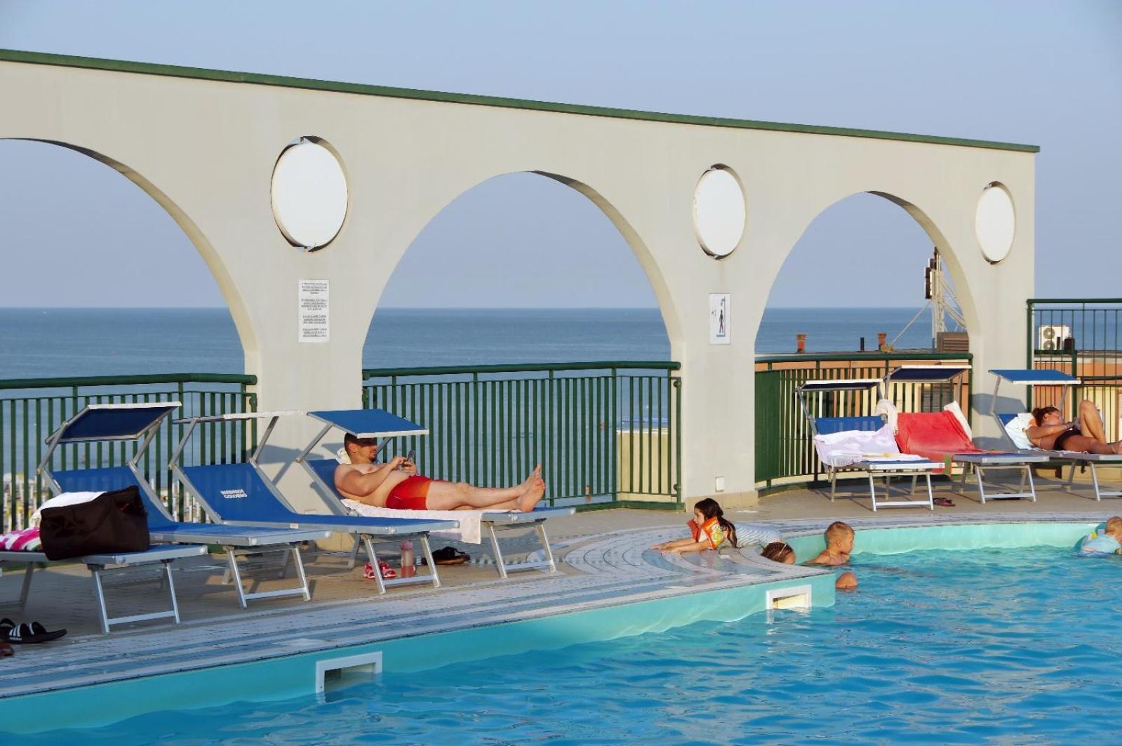 Hotel Diffuso Caorle: Family-Friendly Resort with Pools and Pet Amenities Exterior photo